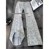 Calça jeans flare rasgada com estampa de estrelas em toda a peça para homens, calça reta de corte slim, calça de corte curvo com vibe high street americana
