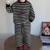 Conjunto de dos piezas para niñas de primavera y otoño: sudadera a rayas color block estilo coreano, elegante y a la moda, y pantalones de pierna ancha para bebés y niños