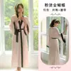 Estilo Rosa Levemente Luxuoso e Suave, Camisola com Acabamento em Cetim Brilhante, Detalhe em Contraste Preto, Modelo Longo com Amarração, Mangas Sino, Roupa de Casa 948