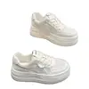 Sapatos casuais esportivos brancos populares de malha respirável confortáveis para mulheres baixinhas, tênis novos de outono de 2026 com sola grossa que aumentam a altura