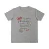 Camiseta de Algodão Estampada com Graffiti Pintado à Mão para Mulheres no Verão Levemente Gordinhas mm Ombro Direito Solto Design de Gola Redonda Top de Manga Curta