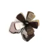 Nueva colección de broches de flor de acrílico con diseño vintage, borlas de camelia, accesorios para mujer, joyería transfronteriza al por mayor