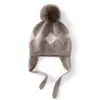 Macias e amigáveis à pele, esta nova coleção outono/inverno apresenta gorros de tricô infantis unissex adoráveis e confortáveis com pompons, feitos de cashmere.