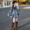 Roupas infantis vestidos para meninas jeans poá com cadarço corte justo vestidos que marcam a cintura 26 Primavera/Outono novos estilos exportação direta da fábrica