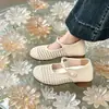 Zapatos Mary Jane huecos con hebilla de perla de estilo delicado para mujer, zapatos transpirables de punta redonda y tacón bajo para commuting de verano 2026