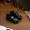 Zapatos Birkenstock estilo británico de cuero negro con hebilla, suela gruesa, para mujer, nuevo modelo popular 2026, mocasines slip-on de punta cerrada y suela blanda