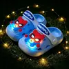 Novos tamancos luminosos de desenho animado para crianças no verão, sandálias de praia para meninos e meninas, chinelos fechados antiderrapantes para uso ao ar livre, atacado