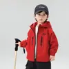 Valle del Viento 2026 Otoño Nueva Chaqueta Cortavientos con Capucha Estilo Montaña para Exteriores para Niños Tendencia Fresca Versátil Ropa de Abrigo Infantil Nuevo Artículo