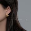 Pendientes de diseño de nicho de alta gama con pliegues irregulares en forma de C, pendientes de metal irregulares de estilo retro de Hong Kong con viento perezoso