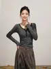 Camiseta de manga larga a rayas negras y grises de corte relajado para mujer, adecuada para primavera y otoño, con un diseño de bloques de color estilo ins, perfecta como capa interior o camiseta base, con cuello Henley y detalles de botones.
