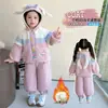 Conjunto Grosso Forrado com Fleece para Meninas Outono e Inverno Estiloso Infantil Super Fofo com Capuz Conjunto de Duas Peças Quente de Inverno