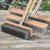 Escova de chão para jardim de musgo, escova de arame de aço, escova de chão com cabo longo, escova de cerdas duras para limpeza de piso de cimento e parede externa para limpeza geral