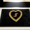 Nuevo Broche de Esmalte con Letra de Corazón Estilo Chanel, Popular en Xiaohongshu, Moderno y Versátil, Broche de Lujo Ligero, Venta Directa de Fábrica