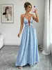 Vestido longo listrado de moda feminina fresca europeu e americano, com gola halter, decote em V profundo, acabamento em cor contrastante, acinturado e saia ampla.