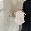 Roupas de bebê verão finas algodão puro estiloso macacão com botões na parte inferior para bebês meninas verão estampa floral peça externa macacão moderno