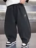 Calça de Verão e Outono para Meninos com Bordado de Letras e Foice Estilo Coreano Calça Casual Solta Estilosa para Crianças Calças de Bebê