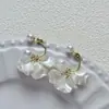Brincos Exclusivos de Pétalas de Pérola Branca de Alta Qualidade para Mulheres, Brincos com Design Elegante e Moderno, Brincos Únicos e Elegantes