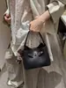 Bolso cubo con patrón de lichi para mujer, nuevo modelo 2026, bolso de mano, bolso de hombro, bolso cruzado, versátil para ir al trabajo, bolso cesta pequeño con colgante