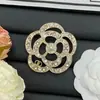 Nuevo Modelo 2025 Broche de Camelia Chanel con Diseño Doble C Incrustado de Diamantes para Mujer, Estilo de Lujo de Alta Gama, Broche de Perlas Inspirado en Chanel