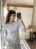 Foto real de una camiseta de estilo coreano, elegante, con dobladillo enrollado, cuello redondo, simple, de color sólido, versátil, de longitud media, manga larga para otoño 25681
