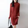 Nuevo vestido de punto de lana 100% de longitud media para otoño e invierno para mujer, cuello semi-alto, engrosado, falda hasta la rodilla