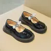 Sapatos infantis 2025 primavera e outono novos estilo coreano sapatos de couro pequenos com pérolas para meninas crianças médias e grandes sola macia bico redondo sapatos de princesa modernos