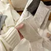 Novas meias quentes de outono e inverno para mulheres, com design liso estilo japonês com listras finas, adequadas para usar como peça externa, e meias longas duráveis