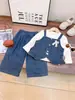 Roupas de outono para meninas 2026 novo conjunto de três peças para bebê menina: macacão jeans com alças, camisa de manga longa básica e jeans