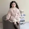 Chaqueta Gruesa con Forro de Polar para Niñas Versión Coreana Otoño e Invierno Estilo Coreano Atuendo Anual Suéter de Piel para Bebés Abrigo de Invierno Cálido y Elegante