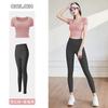 Traje de yoga de manga corta personalizado, nuevo, de secado rápido, top deportivo ajustado para mujer con cinturón y almohadilla para el pecho.
