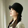 Sombrero de pescador de punto para mujer, estilo nuevo de otoño e invierno, sombrero de lana que hace que la cara se vea más pequeña, temperamento elegante, sombrero pequeño, protección solar, sombrero de pesca