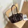 Bolsa de mano plisada estilo Maillard 2026 para mujer con decoración de hebilla, coloridos colgantes de cuentas de madera, bolsa de axila de gran capacidad para el día a día