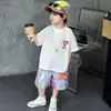 Conjunto Curto para Meninos, Conjunto de Duas Peças com Shorts Jeans Finos de Verão, Novo Estilo 2026, Roupa Esportiva de Verão Estilosa para Bebês