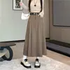 Foto real de uma saia de terno feminina estilo universitário, novo modelo outono 2026, cintura alta, elegante, versátil, saia midi evasê