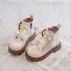 Botas de algodão de cor sólida para crianças, nova coleção outono/inverno 2026, forradas com fleece, com enfeites de flor de pérola e laço, antiderrapantes, quentes e no estilo de coturnos