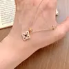 Collar Colgante de Trébol de Cuatro Hojas Cruzado de Lujo Ligero Francés para Mujer, Moderno, Sensación de Gama Alta, Exquisito, Individual, Versátil, Cadena para el Cuello, Cadena para la Clavícula