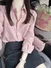 Blusa Camisa Feminina 2026 Estilo Quente Chegada Nova Outono Inicial Alto Padrão Luxo Leve Redutora de Idade Estilosa Rosa Linho Manga Longa