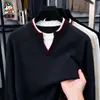 Produto em destaque: Novo suéter de malha masculino outono e inverno com gola V, design falso de duas peças, camisa base masculina de manga comprida para o inverno, versátil e estiloso