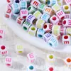 Cuentas de Letras de Colores con Fondo Blanco Acrílico de 6*6mm con Efecto de Goteo de Aceite, Cuentas Sueltas para Pulseras, Collares y Accesorios de Joyería Hechos a Mano DIY