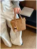 BLD2026 bolso nuevo para mujer, bolso cuadrado pequeño moderno y de moda, bolso de hombro cruzado popular con colgante de felpa, gama alta