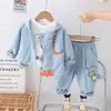 Ropa de Primavera 2024 para Niños Estilo Nuevo Estilo Bebé Camisa con Cremallera de Dinosaurio Pantalones de Algodón Conjunto de Tres Piezas Fabricante Directo Venta al por Mayor