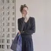 Elegante suéter de tricô cinza com decote em V estilo francês para mulheres, suéter de outono, deslumbrante top de base ajustado ao corpo