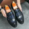 Novos Mocassins de Fivela Dupla de Pino Grande para Homens 2023, Couro Patente Brilhante Salto Grosso, Sola Grossa, Aumento de Altura, Sapatos Casuais de Couro para Cabeleireiro