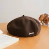 Boina de lana vintage para otoño e invierno, sombrero de calabaza simple estilo coreano con bordado de letras, sombrero octogonal, sombrero de artista versátil para mujer