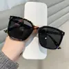 Óculos de Sol Quadrados Retrô Novos 2024 Off-White para Mulheres, Modernos para Rostos Arredondados, Óculos de Sol com Proteção UV para Dirigir para Homens