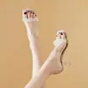 Sandalias de Pedrería para Mujer Moda Verano 2026 Versátiles de Una Correa Estilo Hada Transparentes de Tacón Alto Grueso Chanclas
