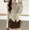 Camiseta de punto de manga larga de alta gama para mujer, estilo francés, cuello en V, con encaje, imitación de dos piezas, corte ajustado, para otoño e invierno