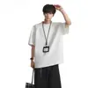 Camiseta masculina com design de rebite, estilo fino de verão, gola redonda de manga curta retrô americana, camiseta solta legal e moderna