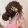 Grampo de Cabelo de Couro com Bolinhas e Coração Prateado Estilo Doce e Cool Clipe para Franja Clipe para Bordas de Cabelo Quebrado Grampo de Cabelo de Alta Qualidade para Celebridades da Internet Acessórios de Cabelo