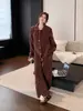 Pijama de medio forro polar para otoño e invierno para mujer, engrosado y cálido, con un elegante diseño de cárdigan, que ofrece una sensación lujosa y puede usarse como ropa exterior, lo que los convierte en ropa de estar cómoda y suave.